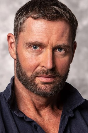 Adrian Bouchet tüm dizileri dizigom'da