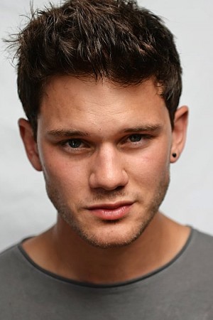 Jeremy Irvine tüm dizileri dizigom'da