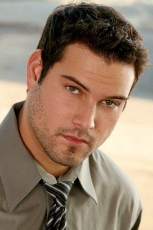 Max Adler tüm dizileri dizigom'da